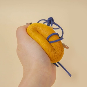 Portachiavi a ciambella gialla antistress con laccio blu e consistenza morbida squishy