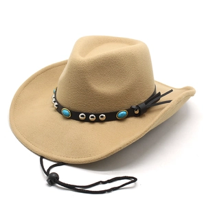 Détail du chapeau de cowboy marron clair avec clous turquoise et mentonnière réglable