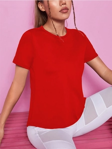 Détail du haut de yoga rouge avec dos en mesh respirant et tissu sport à séchage rapide