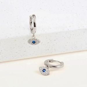 Détail des boucles d'oreilles Evil Eye en argent avec pierres bleues et zircons blancs