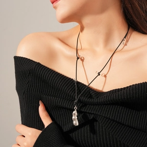 Détail du collier pendentif cacahuète argenté sur mannequin avec cordon noir et fini mat