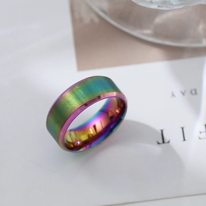 Bague en acier inoxydable arc-en-ciel avec finition brossée mate et dégradé coloré