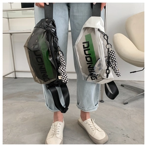 Gros plan du sac de poitrine transparent en PVC avec breloques à damier noir et blanc