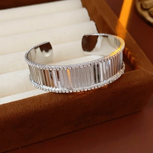 Vue détaillée du bracelet jonc argenté avec texture côtelée et bords sertis de cristaux
