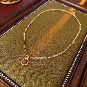 Collier élégant en perles irrégulières avec pierre ovale marron et chaîne dorée vintage