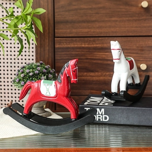 Statues de chevaux à bascule nordiques vintage en rouge et blanc pour décor de fête