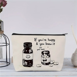 Nahaufnahme einer Canvas-Tasche mit lustigem Spruch auf hellblauem Holzhintergrund
