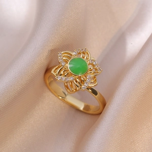 Bague fleur en or élégante avec centre émeraude et petites pierres blanches