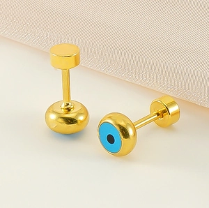 Vue macro des boucles d'oreilles œil maléfique plaquées or 18 carats avec émail