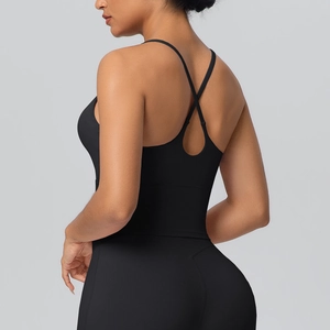 Détail des bretelles croisées du soutien-gorge de sport noir en nylon pour le yoga