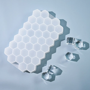 Vue de dessus du moule à glaçons en silicone à 37 cases sur fond bleu clair