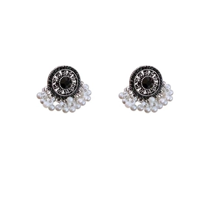 Ethnic style earrings with black gemstones and fan-shaped pearls in silver finish