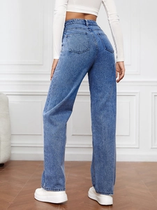 Vue détaillée de l'arrière d'un jean bleu taille haute avec poches et coutures précises