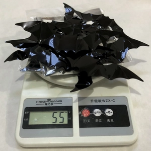 Stickers muraux chauve-souris d'Halloween sur une balance affichant un poids de 55g