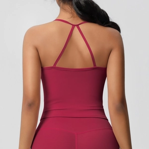 Dettaglio del reggiseno sportivo bordeaux con eleganti spalline sottili incrociate