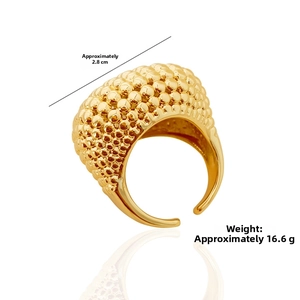 Details eines verstellbaren Goldrings mit 2,8cm breiter strukturierter Perlenoberfläche