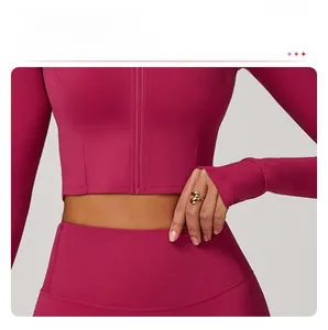 Détail de la veste de sport magenta cintrée avec fermeture éclair et tissu respirant