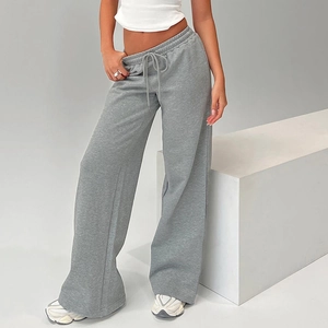 Détail du pantalon large gris avec taille élastique à cordon et texture en coton tricoté fin