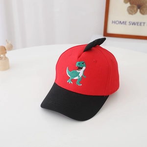 Détail d'une casquette enfant avec broderie dinosaure et nageoires 3D au dos