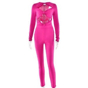 Détail d'une combinaison à manches longues rose rouge avec dos nu et nœud décoratif