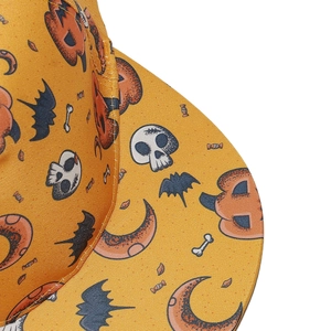 Detailopname van Halloween-patronen met pompoenen en schedels op een gele pet.