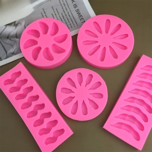 Détail du lot de 5 moules en silicone rose pour chocolat fondant et pâtisserie DIY