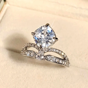 Detailopname van een luxe kroonring met zirkonia stenen en dubbele band in juwelendoos