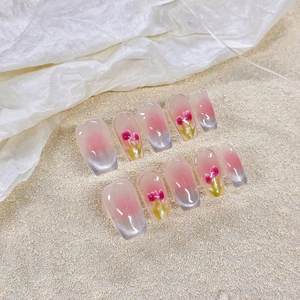 Handgefertigte Blush Cat-Eye Press-On-Nägel mit Tulpendesign in mittlerer Sargform