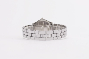Détail d'une montre à quartz argentée avec bracelet en métal à trois maillons poli