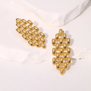 Boucles d'oreilles dorées géométriques modernes avec structure de chaîne sur base