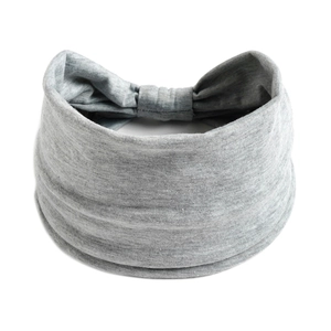 Vista dettagliata della fascia per capelli grigia in maglia con trama elastica