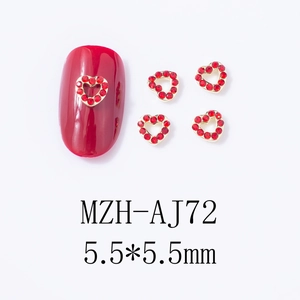 Vue détaillée du bijou d'ongle cœur rouge avec base dorée et dimensions 5,5mm