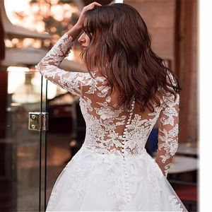 Robe de mariée élégante en dentelle blanche avec manches longues et dos transparent