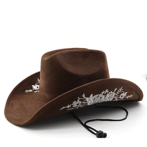 Détail de la broderie florale rose blanche sur un chapeau de cowboy marron suédé