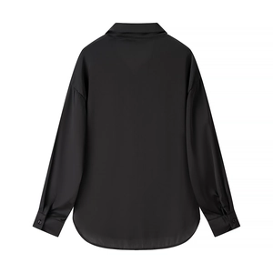 Vue arrière de l'élégante chemise en satin noir avec texture en soie et beau drapé