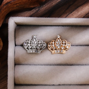 Broches couronne élégantes en or et argent avec strass brillants dans un écrin à bijoux