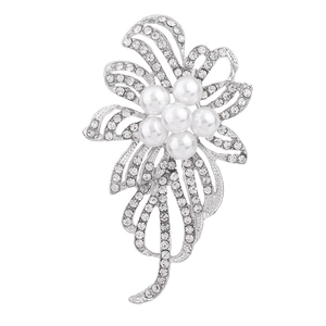 Broche fleur argentée élégante avec des strass en cristal et des perles blanches