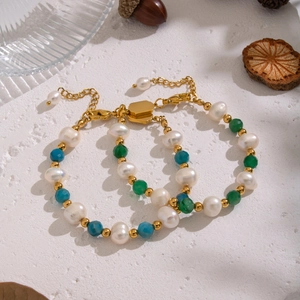 Bracelets en lapis-lazuli, agate verte et perles d'eau douce avec des accents dorés sur blanc