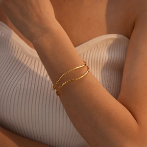 Minimalistischer breiter Wellenarmreif aus 18K vergoldetem Titanstahl für Damen Mode