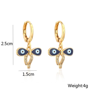 Detailansicht der 18K Gold Bogengravur-Ohrringe mit blauem Auge und Maßenangaben