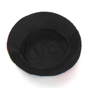 Détails des coutures renforcées sur la doublure noire du chapeau bob à motifs