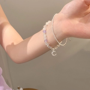 Pulsera de doble capa con perlas y colgante de luna de cristal en fina cadena de plata