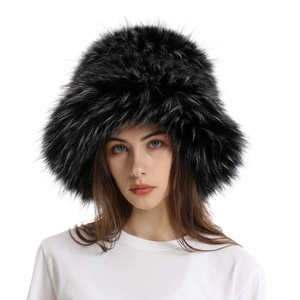 Dettaglio cappello invernale in ecopelliccia nera con consistenza soffice e pelo folto