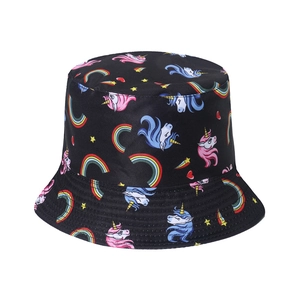 Chapeau de soleil enfant noir avec licornes mignonnes et arcs-en-ciel, style bob