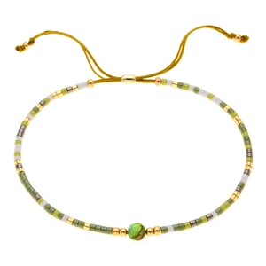 Dettaglio bracciale intrecciato con perline Miyuki verdi e pietra centrale verde smeraldo