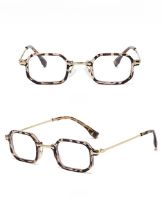 Detailansicht der Blaulichtfilter-Brille mit Schildpatt-Muster und goldenem Metallsteg