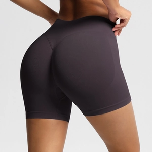 Vue détaillée du dos d'un short de sport sans couture taille haute avec effet push-up fessier