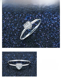 Detail of s925 silver heart ring featuring a sparkling heart-cut cubic zirconia setting