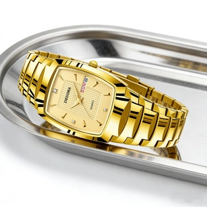 Detail van gouden rechthoekig quartz horloge met dubbele kalender en getextureerde wijzerplaat