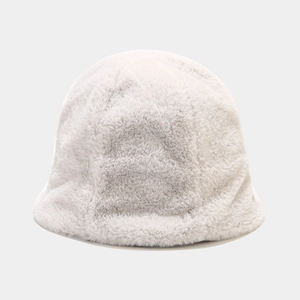 Détail de la texture douce en fausse fourrure blanche d'un chapeau d'hiver